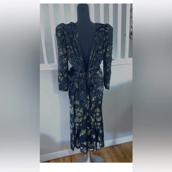 Elegant Black and Gold Long Sleeve Dress - Picture 3 of 4